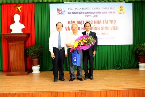 GS Võ Tam, Phó Hiệu trưởng và Đ/c Trần Văn Hòa, chủ tịch công đoàn  tặng hoa và quà lưu niệm cho GS Nguyễn Mậu Bành tại buổi gặp mặt.
