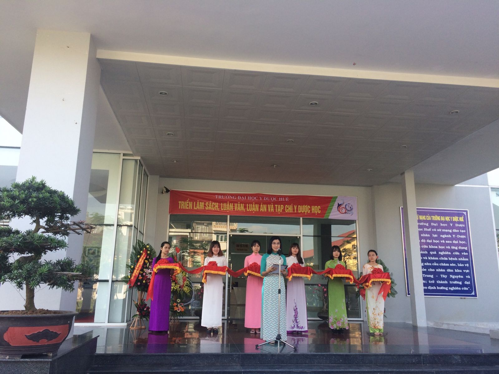 hS. Nguyễn Thị Bích Hằng, Giám đốc TT-TT-Thư viện phát biểu tại buổi lễ khai mạc triển lãm