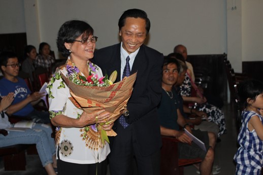 Công đoàn Trường tặng hoa cho vợ của cố BS Nguyễn Phương Căn